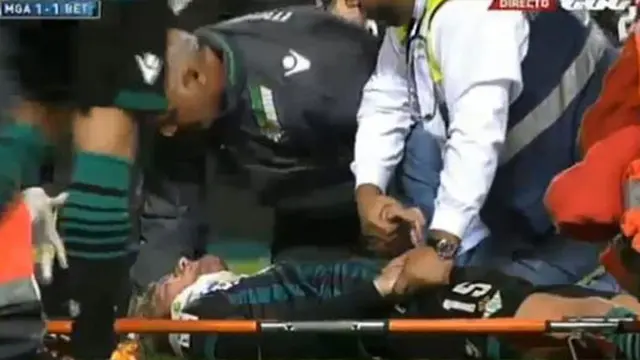 Tubrukan, Damien Perquis Pingsan di Lapangan