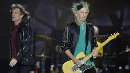 Kabar tentang tur Amerika musim panas 2015 datang Sang gitaris Ronnie Wood. Foto diambil saat konser di Swedia, Juli 2014. (AFP Photo/Anders Wiklund) 