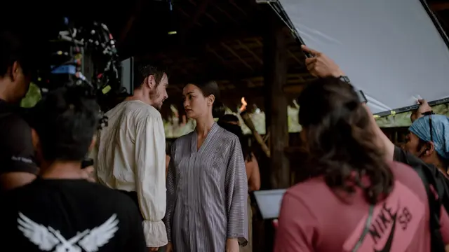 Atiqah Hasiholan dan Jonathan Rhys Meyers di lokasi film Rajah. (Foto: Dok. Margate House Films/ 852 Films)