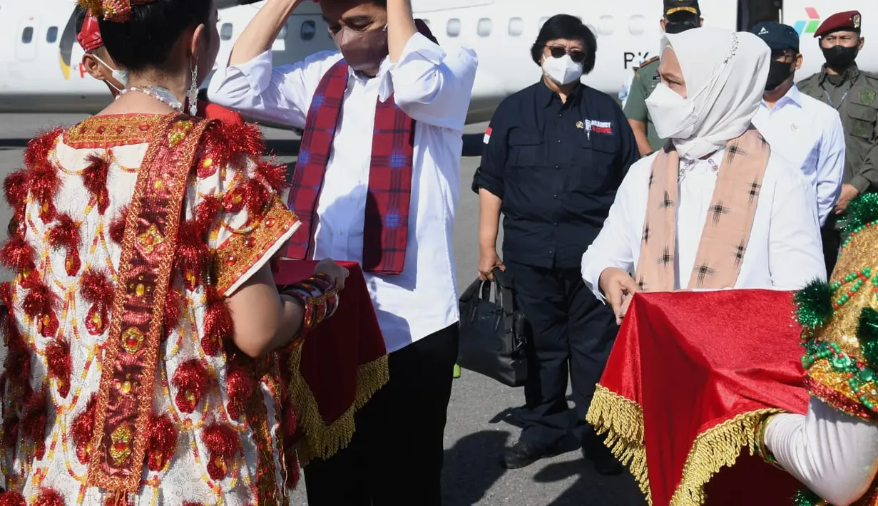 Iriana Jokowi mendampingi Presiden Joko Widodo untuk melakukan kunjungan di Wakatobi. Setibanya di Wakatobi, Presiden Jokowi dan Iriana Jokowi dikalungi kain tenun Wakatobi yang memberikan aksen pada perpaduan kemeja putih lengan panjang dan celana hitam. (Sekretariat Presiden)