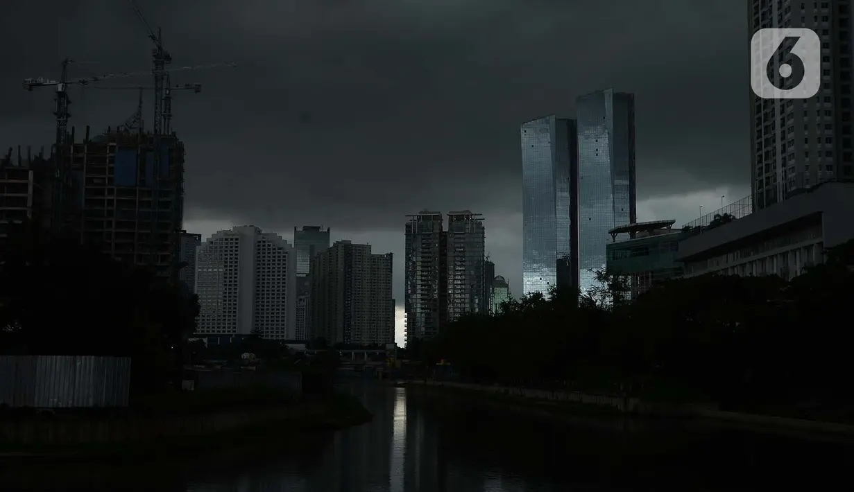 Suasana langit mendung di Jakarta, Sabtu (9/1/2021). Badan Meteorologi, Klimatologi, dan Geofisika (BMKG) memprediksi hujan ringan disertai petir dan angin kencang dengan durasi singkat akan mengguyur Jakarta pada siang dan sore hari ini. (merdeka.com/Imam Buhori)