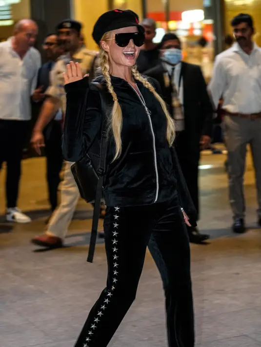 <p>Selebritas Amerika Serikat Paris Hilton melambai kepada fotografer saat tiba di Bandara Internasional Chhatrapati Shivaji, Mumbai, India, 19 Oktober 2022. Paris Hilton terlihat cantik dalam pakaian hitam kasual. (AP Photo/Rafiq Maqbool)</p>