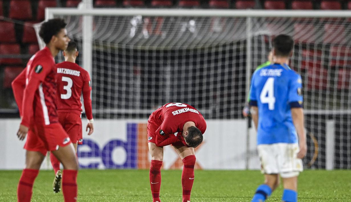 Gelandang AZ Alkmaar, Teun Koopmeiners (tengah) tampak kecewa usai laga lanjutan Liga Europa 2020/21 Grup F melawan Napoli di AFAS Stadium, Kamis (3/12/2020) waktu setempat. AZ Alkmaar bermain imbang 1-1 dengan Napoli. (AFP/Olaf Kreak/ANP)