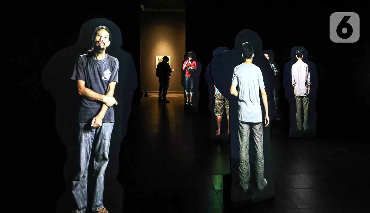 Pengunjung melihat karya seni dalam pameran bertajuk Para Sekutu yang Tidak Bisa Berkata Tidak di Galeri Nasional Indonesia, Jakarta, Jumat (28/1/2022). Pameran diinisasi oleh Galeri Nasional Indonesia dan Goethe-Institut Indonesien berlangsung hingga 27 Februari 2022. (Liputan6.com/Faizal Fanani)