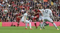 Gelandang Liverpool, Mohamed Salah, melepaskan tendangan ke gawang Manchester United pada laga Premier League di Stadion Anfield, Sabtu (14/10/2017). Liverpool bermain imbang 0-0 dengan Manchester United. (AP/Rui Vieira)