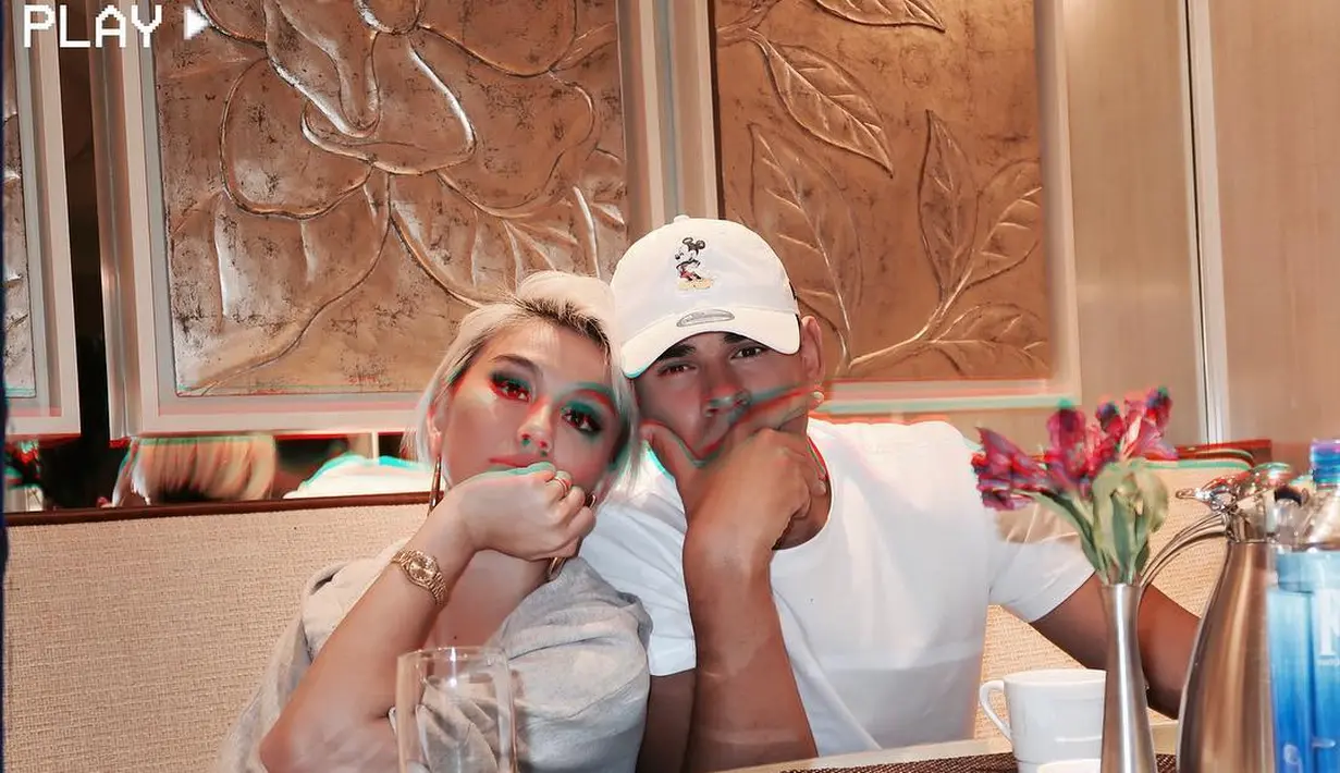 Nah, kalau yang satu ini Agnez Mo berpose bersama Afrojack. Afrojack sendiri terkenal sebagai DJ dari Belanda yang juga sudah merilis albumnya pada tahun 2014 lalu. (Instagram/AgnezMo)