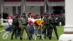 Pasukan pengibar bendera pusaka berlatih di Istana Presiden Gedung Agung, Yogyakarta, (12/8). Paskibraka yang beranggotakan pelajar ,TNI dan Polri akan melaksanakan upacara detik detik HUT RI ke 71 pada 17 Agustus mendatang. (Liputan6.com/Boy Harjanto)