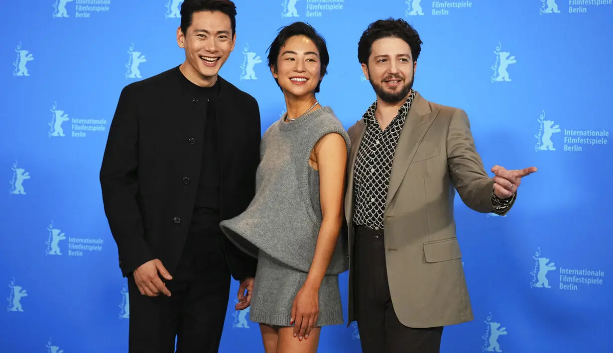 Yoo Teo, Greta Lee, dan John Magaro para bintang Past Lives dalam Festival Film Internasional Berlin 2023.   (Soeren Stache/dpa via AP)
