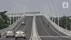 Kendaraan melintasi Jalan Layang atau Flyover Cakung, Jakarta Timur, Senin (19/4/2021). Pemprov DKI Jakarta melakukan uji coba Flyover Cakung mulai hari ini hingga 21 April mendatang. (merdeka.com/Iqbal S Nugroho)