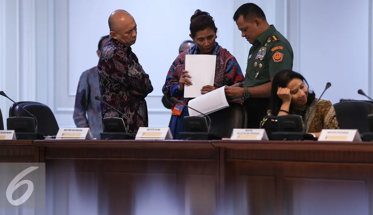 Suasana sejumlah Menteri dalam rapat terbatas yang digelar di Kantor Presiden Komplek Kepresidenan, Jakarta, Rabu (29/6). Rapat membahas penyelundupan dan pembahasan tentang Pengembangan Potensi Ekonomi Kepulauan. (Liputan6.com/Faizal Fanani)