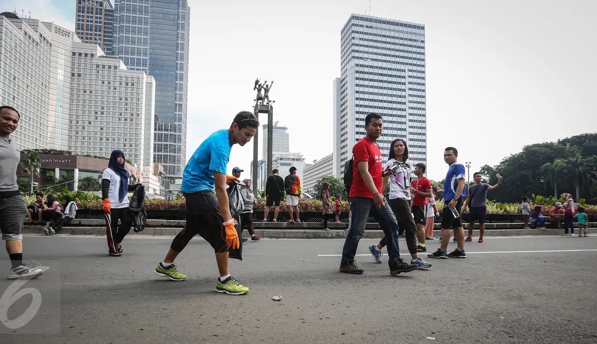Bakal calon (balon) Gubernur DKI Jakarta Sandiaga Uno saat memungut  sampah pada Car Free Day dikawasan Bunderan HI, Jakarta, Minggu (27/3/2016). Sandiaga Uno bakal calon Gubernur DKI Jakarta dari partai Garinda. (Liputan6.com/Faizal Fanani)