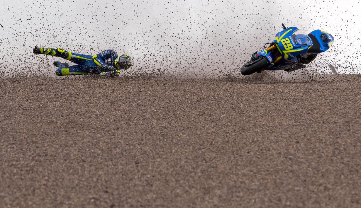 Pebalap Suzuki Ecstar, Andrea Iannone, terjatuh saat menjalani latihan bebas MotoGP Jerman di Sirkuit Sachsenring, Hohenstein-Ernstthal, Jumat (30/6/2017). (AFP/Robert Michael)