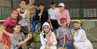 Berlatih tenis bersama, Ashanty, Titi Kamal, Ussy, dan selebritas lainnya kompak bergaya sporty di lapangan. (Foto: Instagram/ Paula Verhoeven)