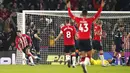 Pemain Southampton Armando Broja (kiri) merayakan gol ketiga timnya saat melawan West Ham pada pertandingan sepak bola putaran kelima Piala FA di Stadion St Mary, Southampton, Inggris, 2 Maret 2022. Southampton menang 3-1. (Adam Davy/PA via AP)