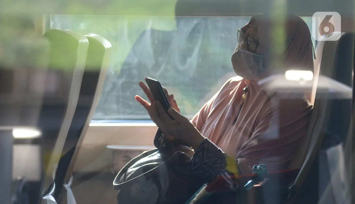 Penumpang Kereta Api Luar Biasa (KLB) di Stasiun Gambir, Jakarta, Selasa (12/5/2020). PT KAI mengoperasikan tiga rute dengan enam perjalanan kereta setiap harinya untuk penumpang yang dikecualikan sesuai aturan pemerintah dengan penerapan protokol pencegahan Covid-19. (merdeka.com/Imam Buhori)