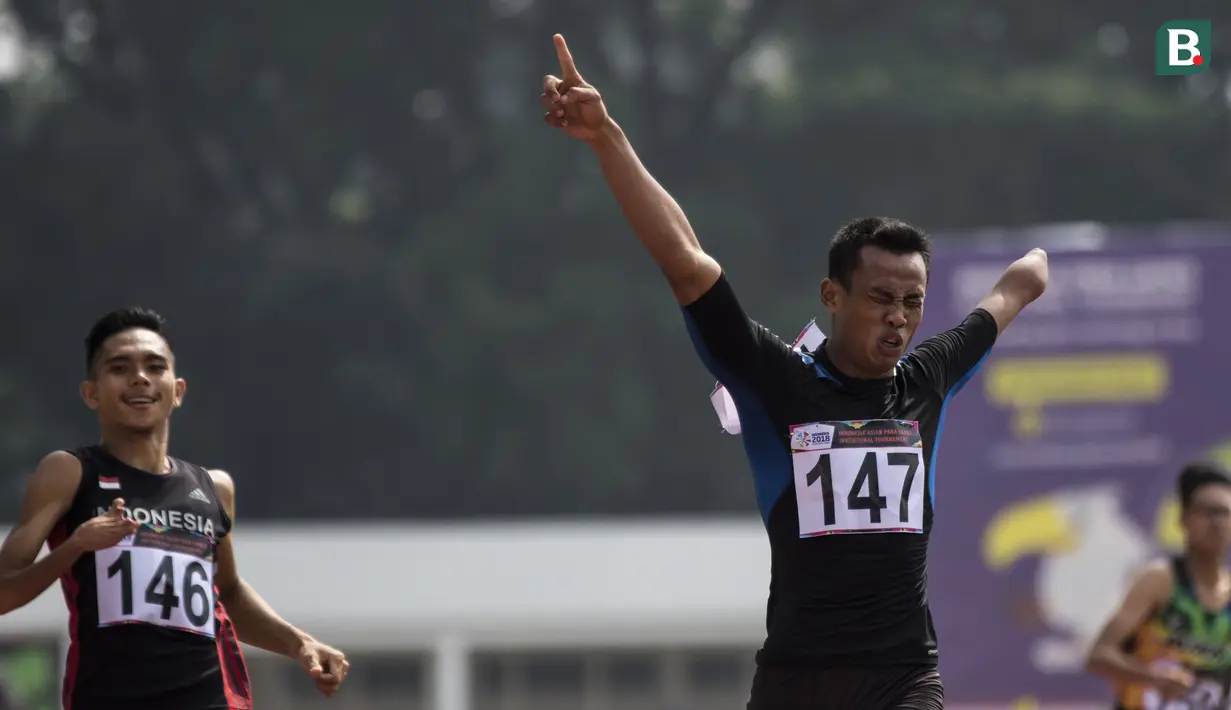 Pelari Indonesia, Saktyono Rizal Bagus, menjadi yang tercepat pada Invitational Tournament Asian Para Games cabang atletik nomor 200 meter T 47 di Stadion Madya, Jakarta, Sabtu (30/6/2018). (Bola.com/Vitalis Yogi Trisna)