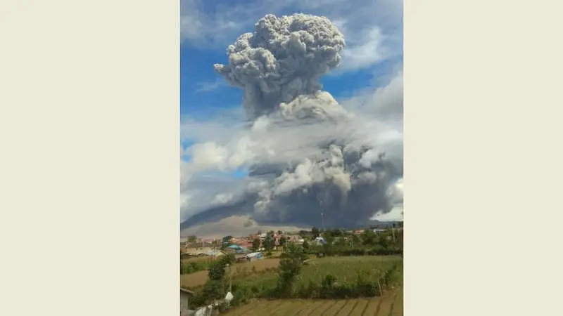 Gunung Sinabung, Sumatera Utara, kembali erupsi, Senin (10/8/2020) pagi. (dok PVMBG)