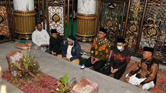 Ziarah ke Makam para Wali dan Raja Madura