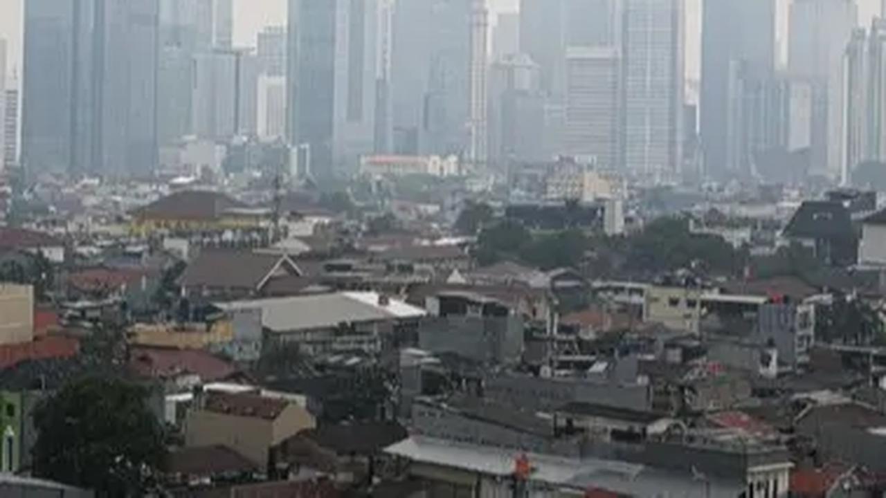 Berkaca dari China dan India, upaya untuk memberantas polusi bukan datang dari pemerintah. Melainkan komitmen masyarakat yang bersungguh-sungguh ingin agar udara tak lagi tercemar.<br>