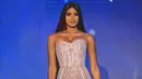 Sthefany Gutierrez berpose diatas panggung mengenakan gaun panjang saat malam final Miss Venezuela 2017 di Caracas, Venezuela (9/11). (AFP Phot/STR)