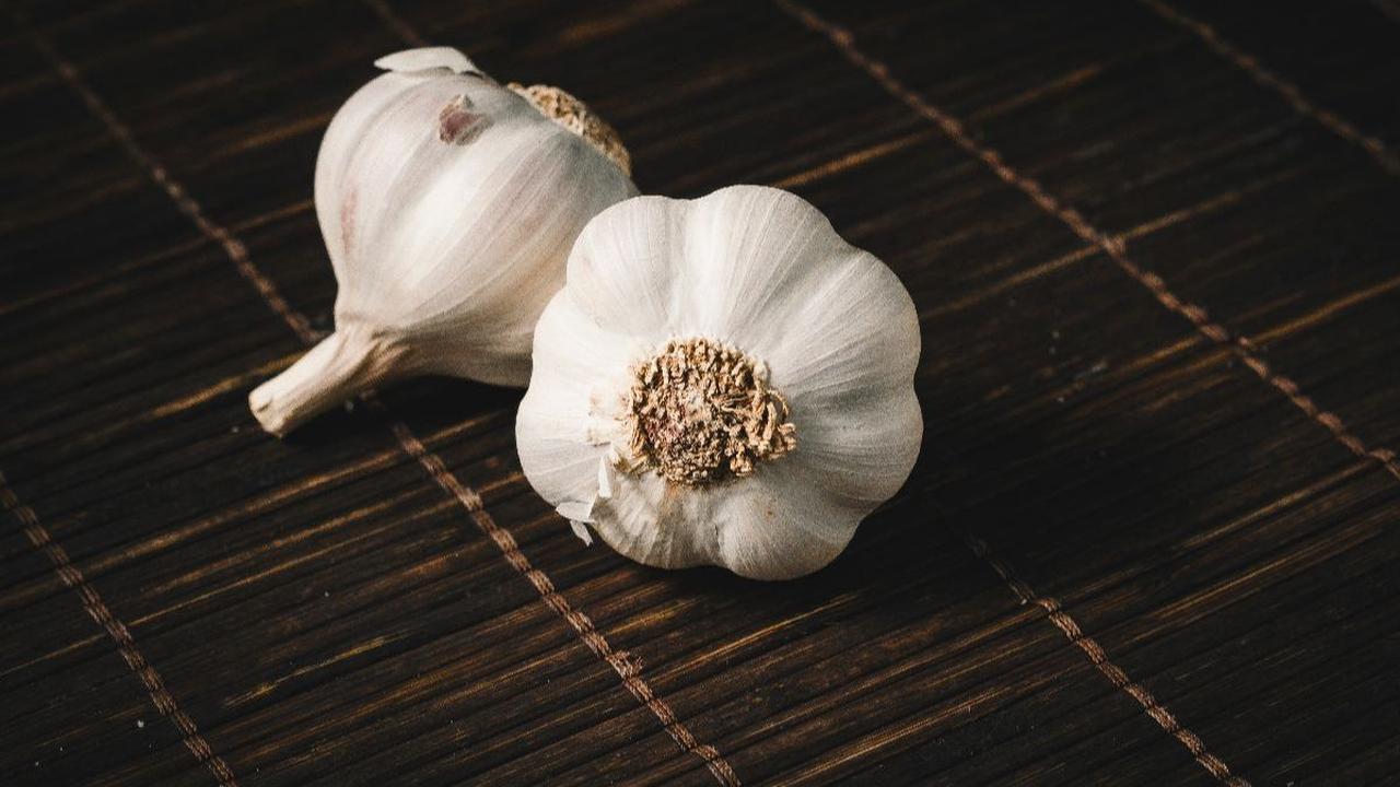 Menurutnya, bawang putih akan jauh lebih baik jika dikonsumsi dalam keadaan mentah. Namun, jika ada yang tak suka dalam keadaan mentah, dapat dilakukan dengan cara lain, yaitu dibakar.<br>