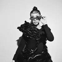 Lupakan gaya bosenin, saatnya tampil unik seperti seleb ini. (Sumber foto: Erich Al Amin)