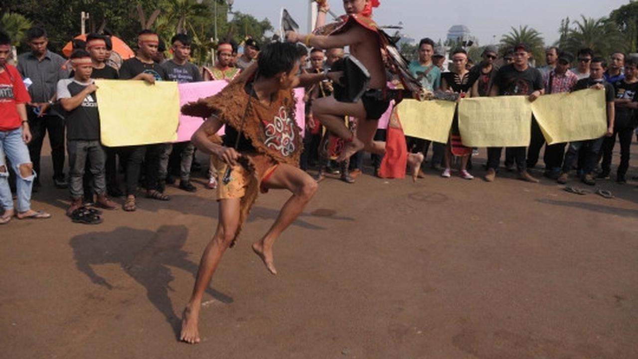 Demo setahun Jokowi-JK, mahasiswa gelar teatrikal tarian Dayak
