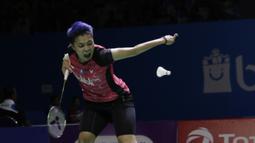 Pebulutangkis Indonesia, Apriyani Rahayu, saat melawan wakil Jepang, Ayako Sakuramoto/Yukiko Takahata pada Indonesia Open 2019 di Istora, Jakarta, Selasa (16/7). Pasangan Indonesia menang 21-15, 21-16. (Bola.com/M Iqbal Ichsan)