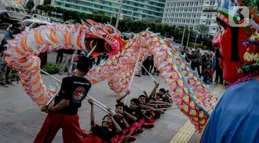 Para pemain Liang Liong hibur pengguna jalan di pedestrian di kawasan Bundaran HI, Jakarta, Kamis (23/1/2020). Kegiatan yang diselenggarakan pemprov DKI Jakarta tersebut bertujuan untuk menghibur pengguna jalan dalam rangka menyambut Tahun Baru Imlek ke 2571. (Liputan6.com/Faizal Fanani)