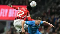 Bek Brasil AC Milan #22, Emerson Royal, berebut bola dengan gelandang Napoli Skotlandia #08, Scott Mc Tominay, selama pertandingan Serie A Italia Ac Milan vs Napoli di stadion San Siro Meazza di Milan, Rabu dini hari WIB (30/10/2024). (Gabriel BOUYS/AFP)