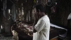 Pasien demam berdarah Maria Galan, 47, terbaring di tempat tidurnya di samping suaminya Jose Vilcez di lingkungan San Pablo di Piura, Peru, Minggu, 4 Juni 2023. (AP Photo/Martin Mejia)