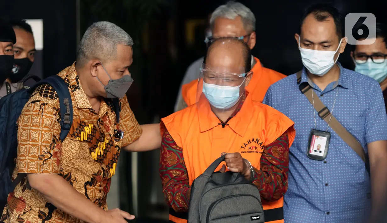 Husni Fahmi (tengah) bersama Isnu Edhy Wijaya usai mengikuti rilis penahanan tersangka di Gedung KPK, Jakarta, Kamis (3/2/2022). Isnu Edhy Wijaya bersama Husni Fahmi ditetapkan sebagai tersangka dalam perkara pengadaan paket penerapan E-KTP tahun 2011-2013. (Liputan6.com/Helmi Fithriansyah)