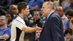 Pelatih Minnesota Timberwolves, Tom Thibodeau (kanan) melakukan protes kepada wasit, Ben Taylor pada laga NBA basketball game di Minneapolis, (13/11/2016). Timberwolves menang 125-99. (AP/Bruce Kluckhohn)