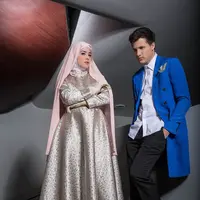 Risty Tagor; Hijab & dress by laricaboutique IG @laricaboutique, sarung tangan by Normamoi IG @normahauri, kalung by number9 IG @nubernineonline. Stuart Collin:  blazer by Yudhistira IG @yudhistira_tyra. Make up by Devrio. (M. Akrom Sukarya/Bintang.com)