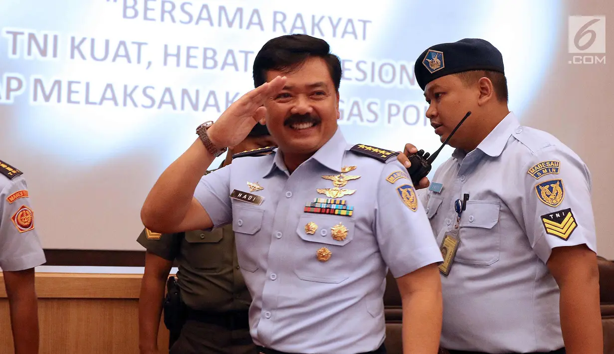 Kepala Staf TNI AU, Marsekal Hadi Tjahjanto usai mengikuti Rapim TNI tahun 2017 di Mabes TNI Jakarta, (19/1) lalu. Presiden Jokowi mengajukan nama KSAU Marsekal TNI Hadi Tjahjanto untuk menggantikan Gatot Nurmantyo.  (Liputan6.com/Helmi Fithriansyah)