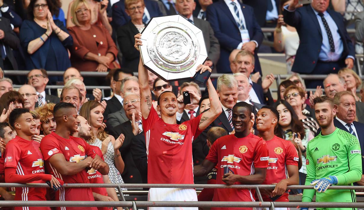 Manchester United meraih trofi perdana dibawah asuhan Jose Mourinho saat mengalahkan Leicester City pada ajang FA Community Shield di Wembley Stadium, London, (07/08/2016).  (EPA/Andy Rain)