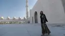 Ivanka Trump, putri dan penasihat senior Presiden Donald Trump, mengunjungi Masjid Agung Sheikh Zayed di Abu Dhabi, Uni Emirat Arab, Sabtu (15/22020). Ivanka akan menjadi salah satu pembicara dalam acara 'Global Women's Forum' yang berlangsung pada 16-17 Februari 2020. (AP/Kamran Jebreili)