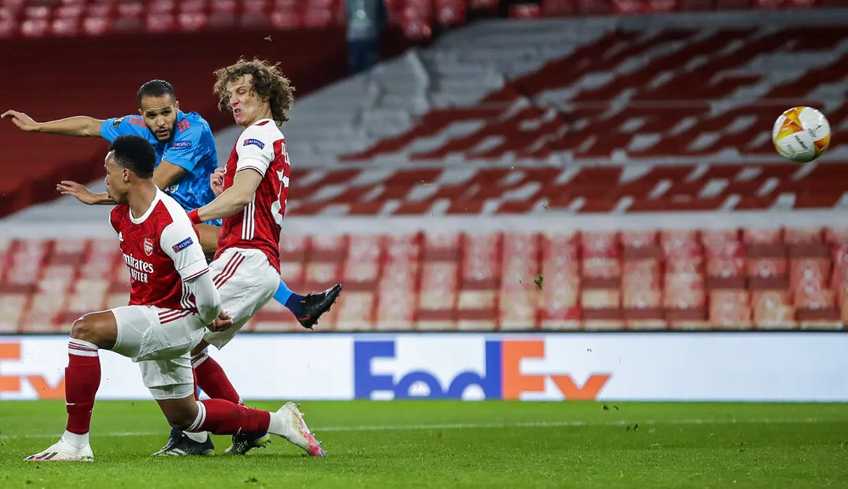 Pemain Olympiacos Youssef El-Arabi (belakang) mencetak gol ke gawang Arsenal pada pertandingan leg kedua babak 16 besar Liga Europa di Emirates Stadium, London, Kamis (18/3/2021). Olympiacos menang 1-0. (AP Photo/Matt Dunham)