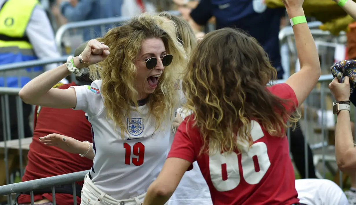 Suporter Inggris merayakan gol Harry Kane ke gawang Jerman pada pertandingan babak 16 besar Euro 2020 saat menonton dari 4TheFans Fan Park, Manchester, Inggris, Selasa (29/6/2021). nggris menang 2-0. (AP Photo/Rui Vieira)