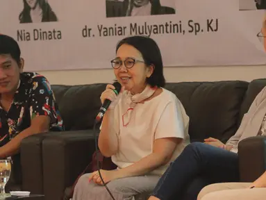 Psikiatri RSUD Pasar Minggu dr. Yaniar Mulyantini, Komunitas Art Giving Fifi dan Film Maker Yatna  menjadi pembicara dalam talkshow di Jakarta, Sabtu (12/10/2019). Acara yang digelar Sahitya dan RSUD Pasar Minggu itu bertema 'Menghapus Stigma, Berikan Dukungan'. (Liputan6.com/Angga Yuniar)