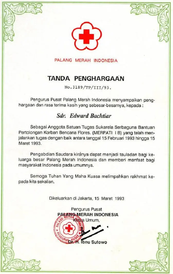 Piagam Penghargaan saat Edo dirugaskan membantu korban Gempa Flores. (Edward Bachtiar)