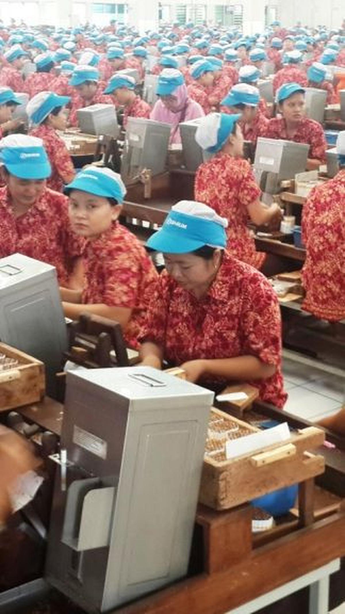 Kemudian diikuti dengan rilisnya Djarum Super pada 1981. Sampai akhirnya perusahaan ini berhasil memiliki lebih dari 75 ribu karyawan.