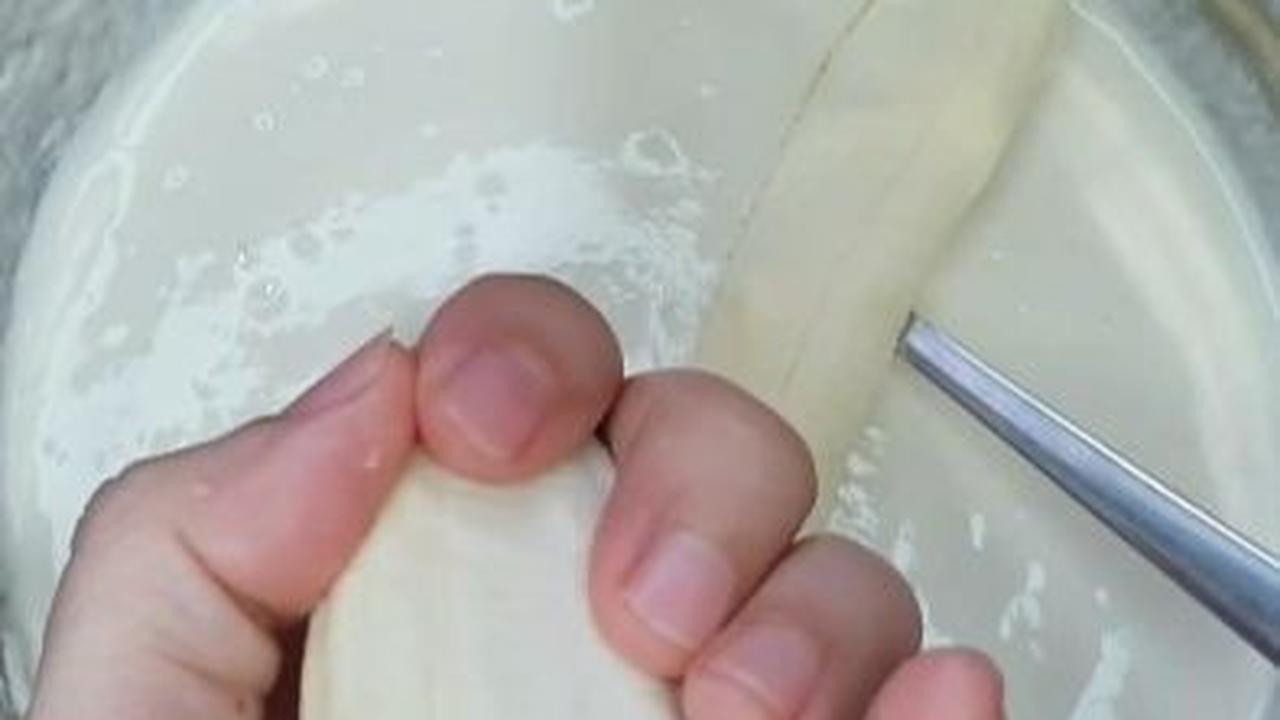 Masukkan Pisang ke dalam Adonan