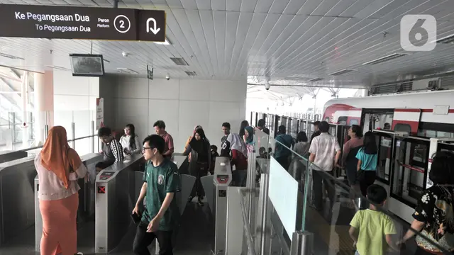 Hari Pertama Pengoperasian LRT Secara Komersial
