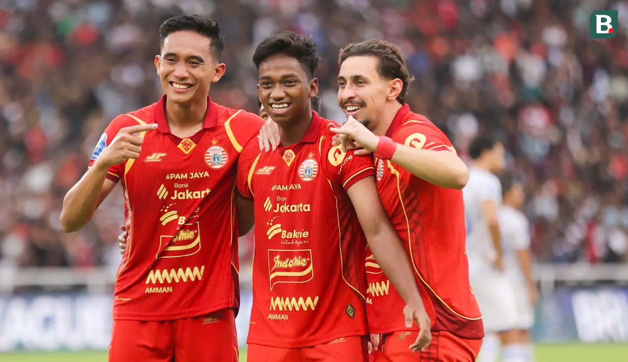 Pemain Persija Jakarta merayakan gol yang dicetak oleh Aditya Warman (tengah) ke gawang Persijap dalam laga lanjutan BRI Super League 2025/2026 di Stadion Utama Gelora Bung Karno (SUGBK), Senayan, Jakarta, Sabtu (03/01/2025). (Bola.com/Abdul Aziz)