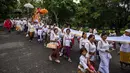 Melasti merupakan upacara penyucian diri yang diadakan beberapa hari sebelum Hari Raya Nyepi. (JUNI KRISWANTO/AFP)