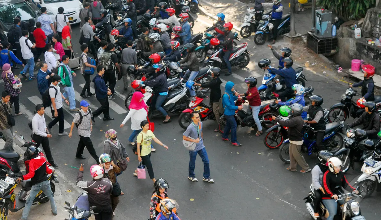 Suasana depan stasiun Palmerah, Jakarta, Jumat (22/5/2015). Puluhan tukang ojek berebut penumpang membuat kemacetan panjang setiap harinya. (Liputan6.com/Johan Tallo)