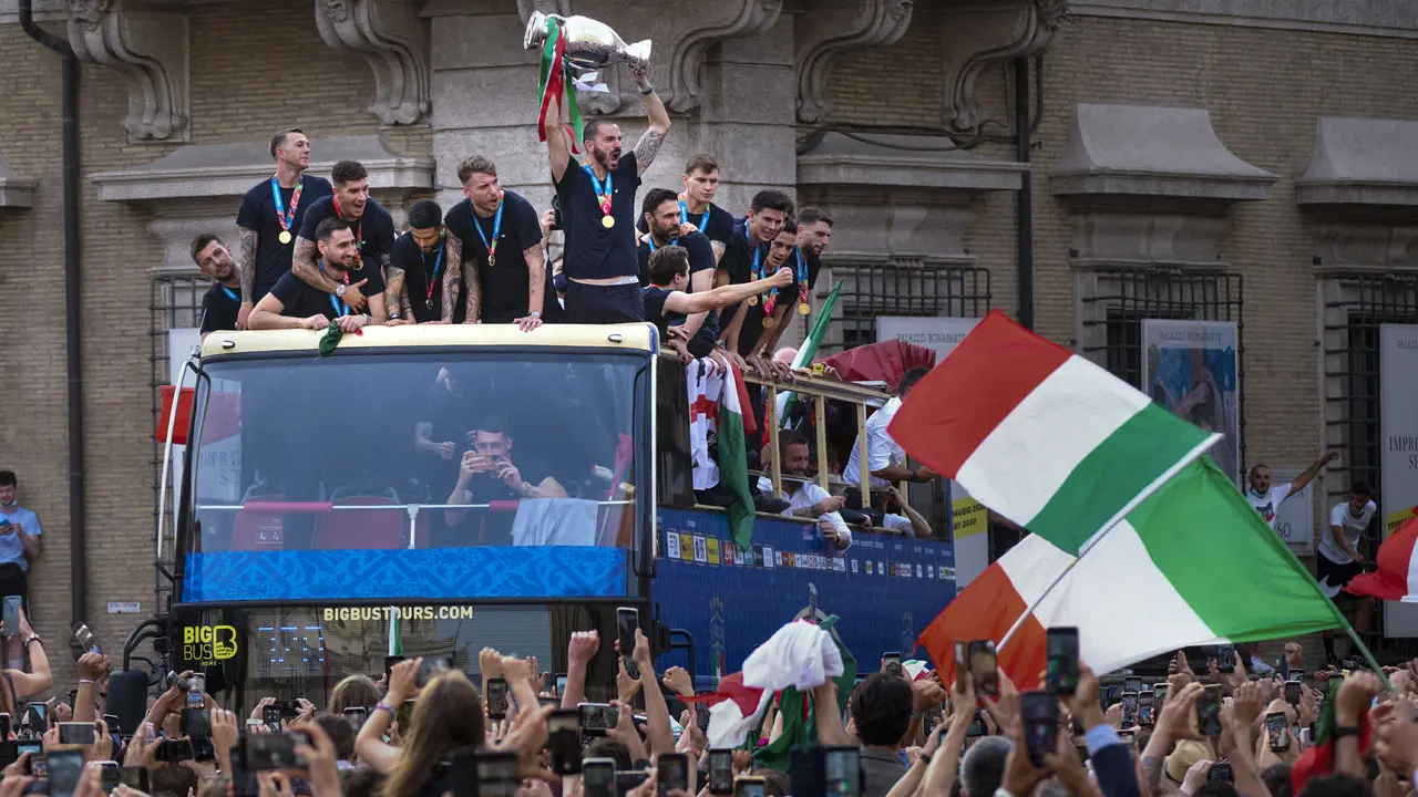 Foto Piala Eropa: Lautan Manusia Sambut Juara Euro 2020 Timnas Italia di Kota Roma