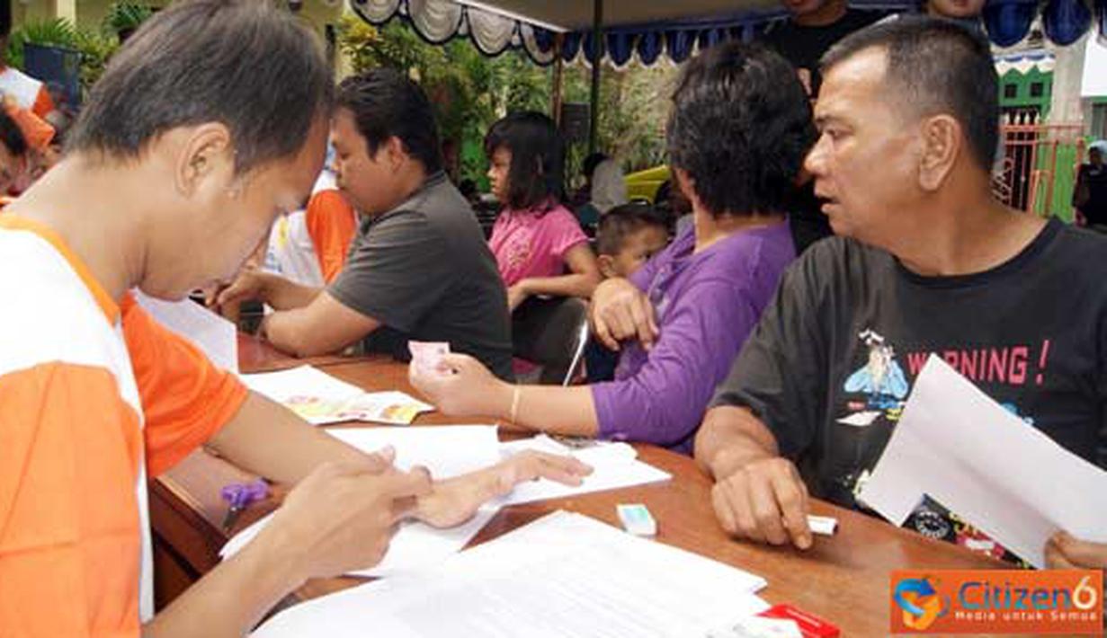 Citizen6, Depok: Pelanggan PLN Are Ciputat melakukan proses tambah daya dan migrasi listrik pada mobil pelayanan kelliling PLN. (Pengirim: Agus Trimukti)