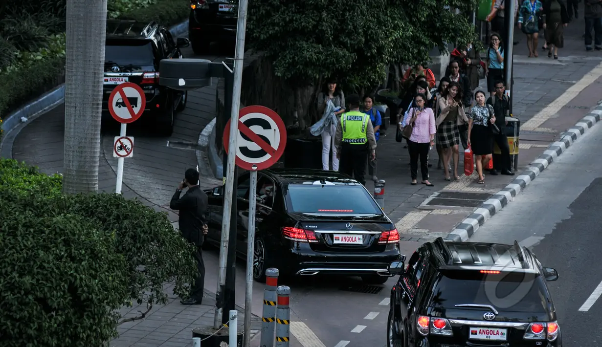 Sejumlah karyawan tampak berdiri di pinggir jalan untuk melihat iring-iringan kendaraan delegasi Konferensi Asia Afrika yang melintasi kawasan Bundaran HI, Jakarta, (22/4/2015). (Liputan6.com/Faizal Fanani)